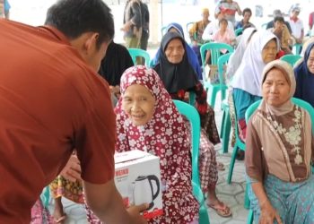 Ngariung Iman Ngariung Aman, Kapolres Serang Gelar Bansos dan Ngobrol Bareng Emak Emak Lansia Desa Ragas