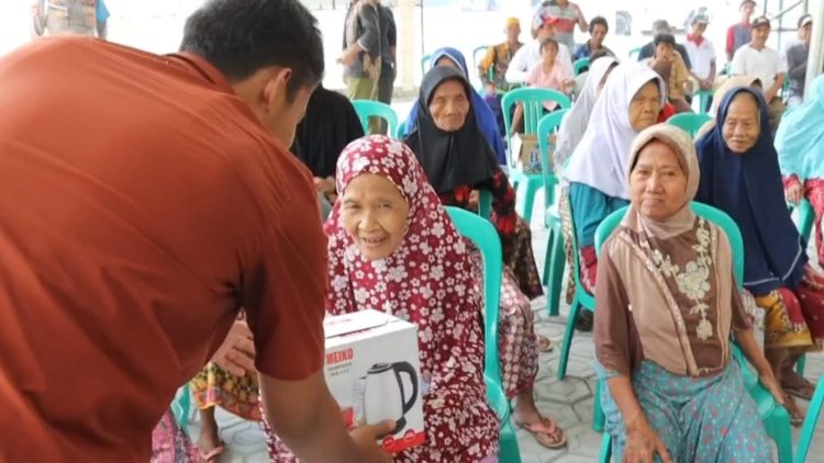 Ngariung Iman Ngariung Aman, Kapolres Serang Gelar Bansos dan Ngobrol Bareng Emak Emak Lansia Desa Ragas