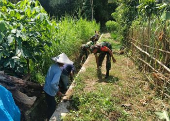 Babinsa Koramil 0808/02 Garum Bersama Warga Kelurahan Sumberdiren, Kerja Bakti Membersihkan Parit