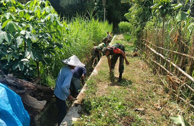 Babinsa Koramil 0808/02 Garum Bersama Warga Kelurahan Sumberdiren, Kerja Bakti Membersihkan Parit