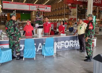 Babinsa Kelurahan Tipes Imbau Para Karyawan Faktor keamanan di Lotte Mart