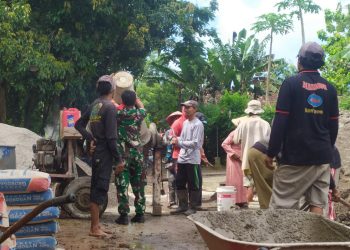 Serda Wahyudi Beraksi Angkat Adukan Semen untuk Cor Jalan Desa