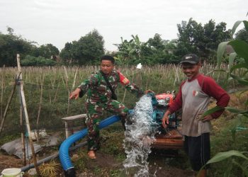 Melalui Program Pompanisasi, Babinsa Desa Kebunduren bantu Petani Mengairi Sawah