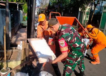 Babinsa Kelurahan Pisangan Timur Bantu Warga Laksanakan Pembersihan Sampah