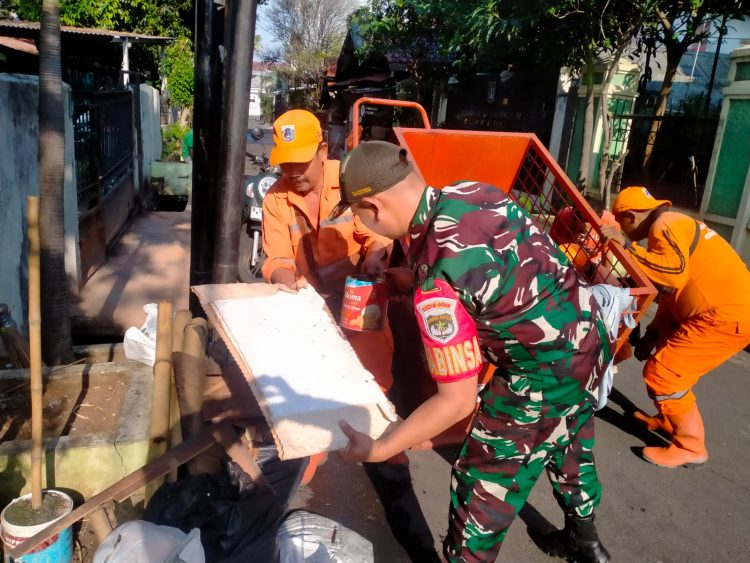 Babinsa Kelurahan Pisangan Timur Bantu Warga Laksanakan Pembersihan Sampah