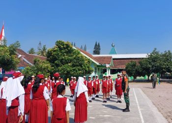 Membentuk Karakter dan Disiplin Sejak Dini, Babinsa Berikan Pelatihan Peraturan Baris Berbaris Tingkat SD