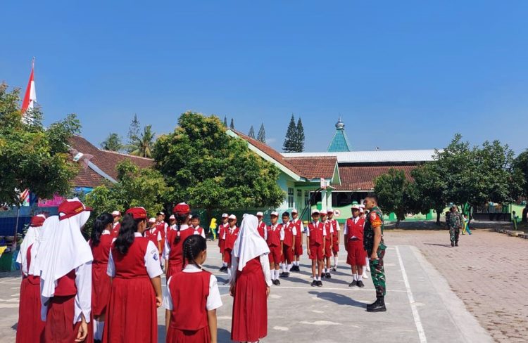 Membentuk Karakter dan Disiplin Sejak Dini, Babinsa Berikan Pelatihan Peraturan Baris Berbaris Tingkat SD