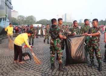 Aksi Bersih-Bersih Anggota TNI dan Warga di Monas Usai Panggung Hiburan HUT TNI ke-79