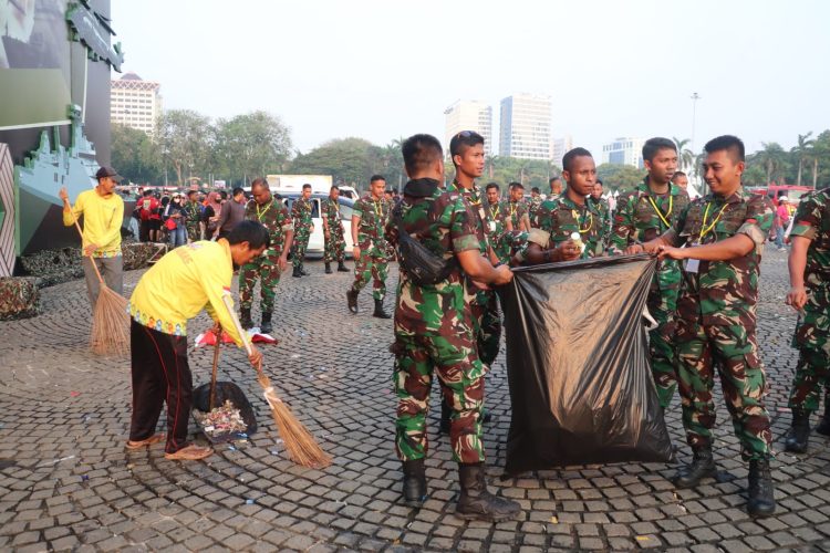 Aksi Bersih-Bersih Anggota TNI dan Warga di Monas Usai Panggung Hiburan HUT TNI ke-79