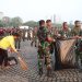 Aksi Bersih-Bersih Anggota TNI dan Warga di Monas Usai Panggung Hiburan HUT TNI ke-79