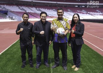 Bertandatangan Paus Fransiskus, Erick Thohir Berharap Sepak Bola Indonesia Maju 