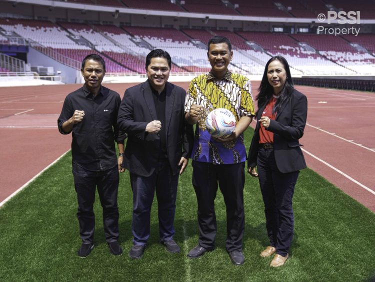 Bertandatangan Paus Fransiskus, Erick Thohir Berharap Sepak Bola Indonesia Maju 