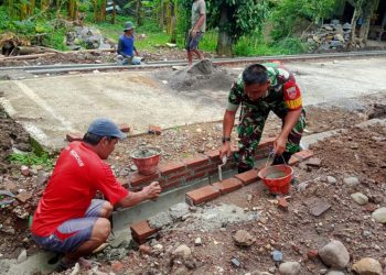 Supodo Bersama Warga, Gotong Royong Bangun Talud Jalan Desa