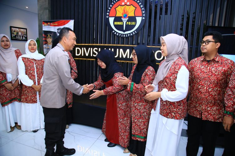 Irjen Pol Sandi Berangkatkan Anggotanya Umroh Menjelang HUT Humas Polri