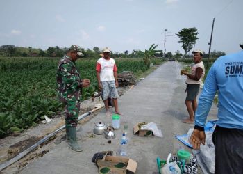Babinsa Simo Bantu Warga Perbaiki Saluran Irigasi