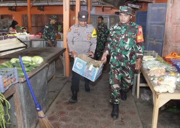 Kegiatan Karya Bakti Pembersihan Pasar Templek Sambut HUT KE-79 TNI di Desa Karanggayam