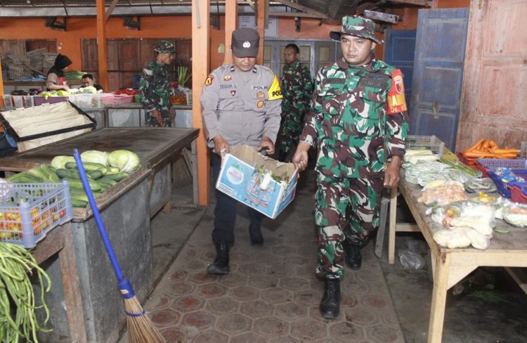 Kegiatan Karya Bakti Pembersihan Pasar Templek Sambut HUT KE-79 TNI di Desa Karanggayam