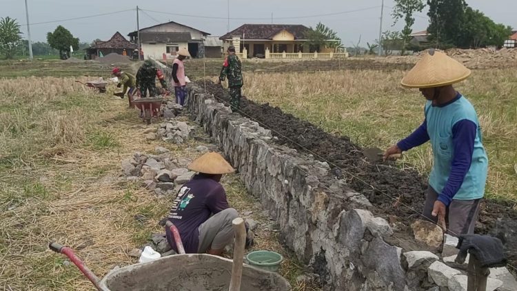 Babinsa Bersama Warga Bangun Talud Irigasi   
