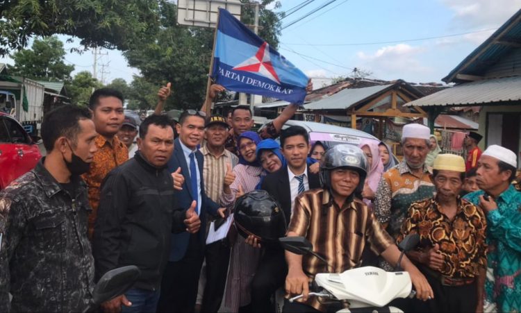 Mengenakan Jas Hitam, Bimo Naik Motor Hadiri Pelantikan Sebagai Anggota DPRD Bima