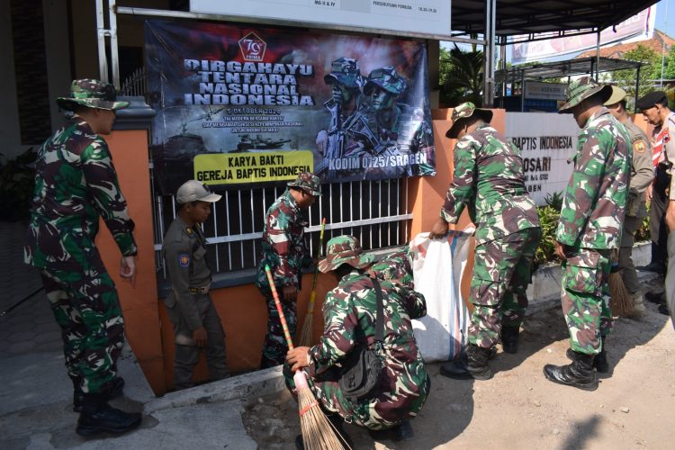Jelang HUT TNI, Dandim Sragen Pimpin Bersih bersih Tempat ibadah, pasar dan pengobatan gratis