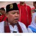 Tri Adhianto Memakai Peci Bergambar Pahlawan Nasional KH. Noer Ali Sebagai Tanda Hormat 