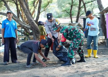 Gotong Royong Dan Karya Bhakti Tni Beserta Masyarakat Pantai Serang Dalam Hut Tni Ke-79 Di Blitar
