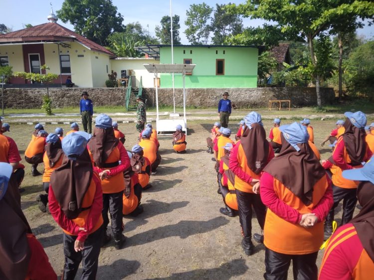 Babinsa Koramil Gemolong Jadi Garda Terdepan, Latih Kedisiplinan Melalui Baris-Berbaris