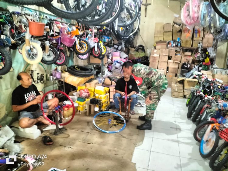 Ciptakan Kedekatan dengan Warga, Babinsa Jayengan Rutin Komsos