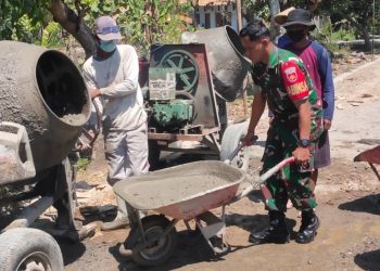 Babinsa Berperan Aktif dalam Perbaikan Talud Jalan Desa, Wujud Sinergitas TNI dan Masyarakat   