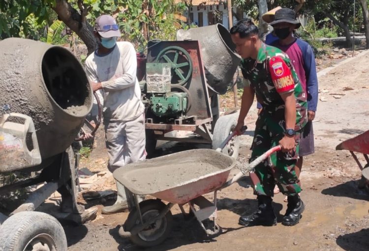 Babinsa Berperan Aktif dalam Perbaikan Talud Jalan Desa, Wujud Sinergitas TNI dan Masyarakat   