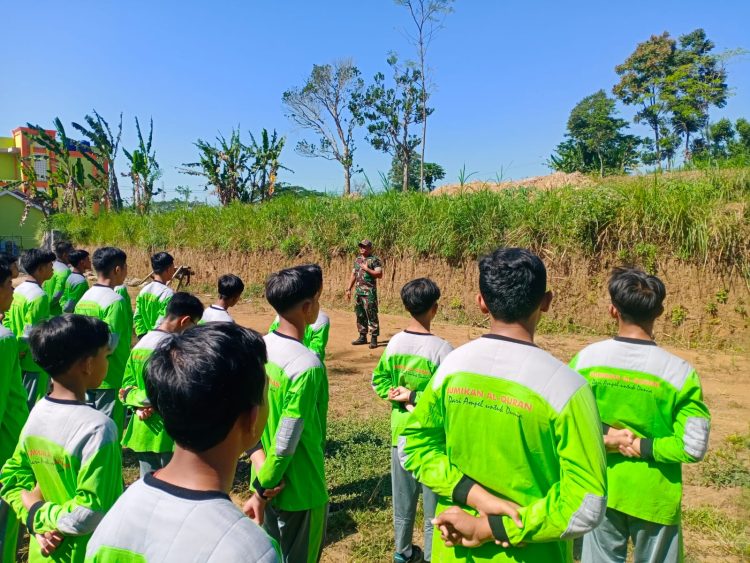 Babinsa Koramil 05/Ampel Berikan materi Wasbang dan PBB di Pondok Pesantren Abi Umi