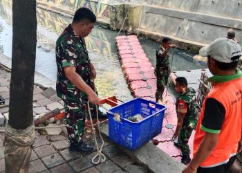 Babinsa Koramil 02/Matraman, Warga dan Petugas UPS Membersihkan Sampah di sepanjang Kali