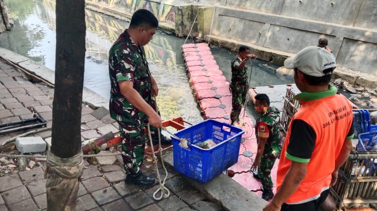 Babinsa Koramil 02/Matraman, Warga dan Petugas UPS Membersihkan Sampah di sepanjang Kali