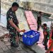 Babinsa Koramil 02/Matraman, Warga dan Petugas UPS Membersihkan Sampah di sepanjang Kali