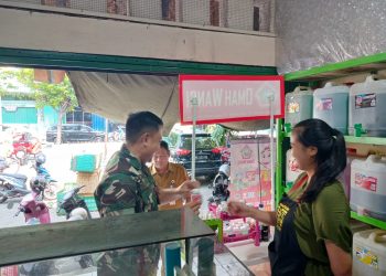 Babinsa Sambangi Para Penjual Di Pasar Tradisional