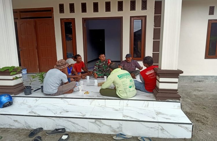 Komsos, Babinsa Desa Salam Galang Semangat Gotong Royong Bersama Warganya