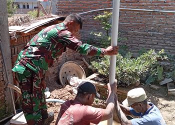 Bentuk Kemanunggalan TNI Rakyat, Babinsa Nogosari Turut Atasi Kesulitan Warga