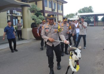Kapolres Serang Pimpin Prosesi Pelepasan Kabagren Polres Serang AKP Ujang Elan, Berikan Kenangan Seekor Kambing 