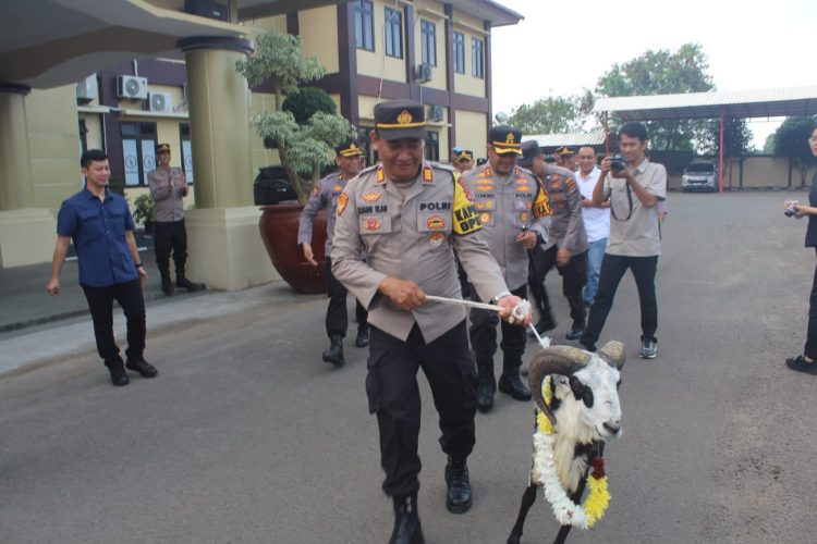 Kapolres Serang Pimpin Prosesi Pelepasan Kabagren Polres Serang AKP Ujang Elan, Berikan Kenangan Seekor Kambing 