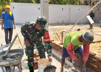 Babinsa Berikan Uluran Tangan, Bantu Warga Bangun Pagar Rumah 