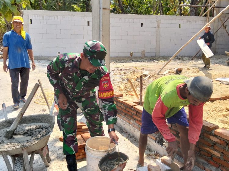 Babinsa Berikan Uluran Tangan, Bantu Warga Bangun Pagar Rumah 
