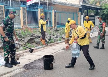 Koramil 51/Jatinegara Bersama Warga Melaksanakan Pengaspalan Jalan Warga