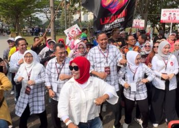 Netizen Salfok Kemeja Putih Corak Kotak-kotak Warna Hitam yang Dikenakan Tri Adhianto