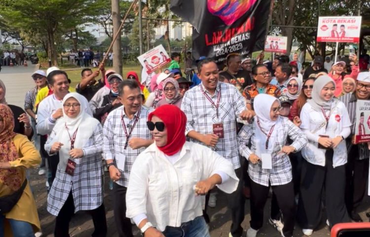 Netizen Salfok Kemeja Putih Corak Kotak-kotak Warna Hitam yang Dikenakan Tri Adhianto