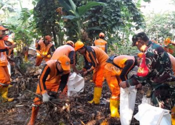Bersama Warga Bersihkan Sampah Lingkungan