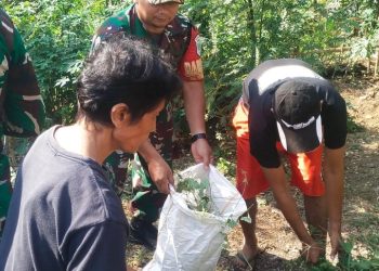 Babinsa Kelurahan Kramatjati Bersama Warga Membersihkan Sampah dan Selokan