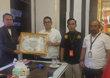 Ketum PWFRN Agus Flores Berikan Penghargaan Kepada Kapolrestabes Semarang atas Keberhasilan Mengungkap Judi Kasino di Semarang 