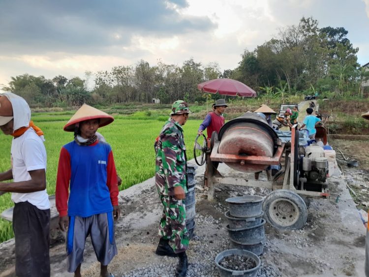 Babinsa dan Warga Bersatu, Kerja Bakti Pengerasan Jalan Desa Tegaldowo