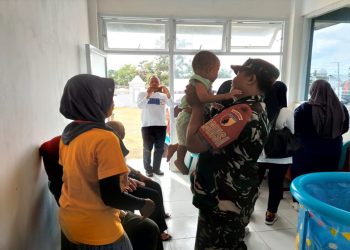 Peduli Pertumbuhan Anak Stunting, Dengan Terapi Renang Oleh Babinsa Koramil 0808/01 Sukorejo