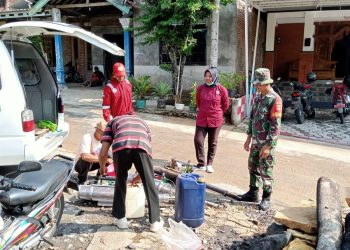 Babinsa Nogosari Turut Basmi Sarang Nyamuk DBD